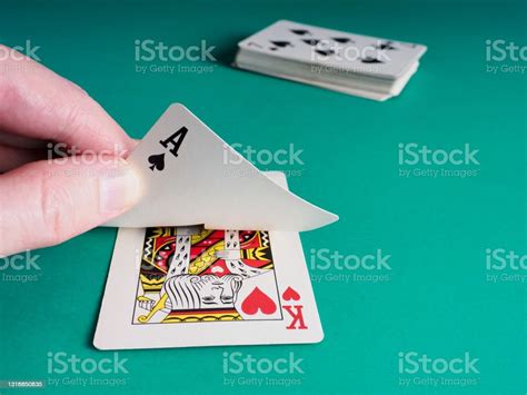 Özü ilə kart oynayan adam