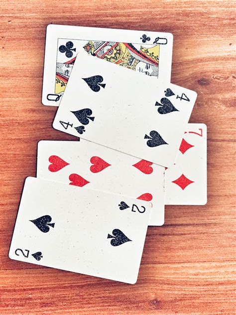 İngilis dilində kartlar oynayın  Poker oynamak üçün bir çox onlayn kazinolar mövcuddur