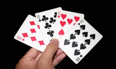 İnsanlarla onlayn pul üçün kart oynamaq