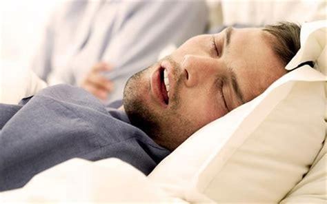 أعاني من انقطاع التنفس أثناء النوم و هناك ثلاثة أنواع من انقطاع التنفس في أثناء النوم و الأعراض الذي يعاني منها مرض  انقطاع التنفس