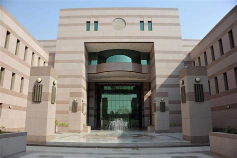 إعفاء من جامعة الملك عبد العزيز