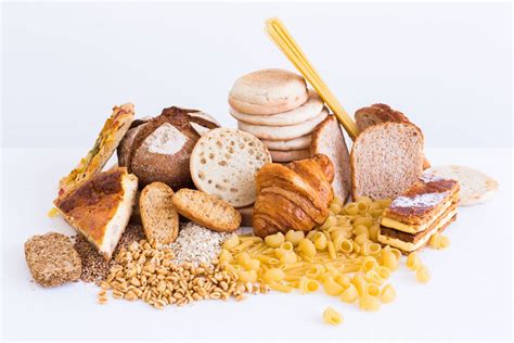 اهمية الكربوهيدرات في الجسم، الكربوهيدرات تكون من المغذيات الرئيسية الكبرى في الهرم الغذائي، مثل البروتينات والفيتامينات وكذلك