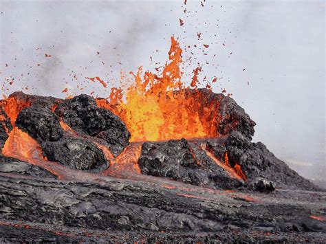 اين يقع البركان الاكثر نشاطا في العالم، وتعد البراكين من الظواهر الطبيعية التي تحدث في بعض الأماكن في العالم، وغالبًا ما تسبب البراكين