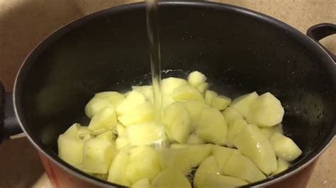 تحميل الماء والطبخ تحضير البطاطس