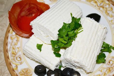 طريقة عمل الجبنة القريش، تعتبر الجبنة القريش من أكثر انواع الجبن الخفيفة على المعدة، وهذا يرجع إلى تخمر اللبن الناتج عن تفاعل حمض اللاكتيك