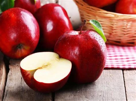 فوائد أكل التفاح على الريق، يحتوي التفاح على العديد من العناصر الغذائية، التي تجعل منه فاكهة غنية ومفيدة جداً للجسم، حيث أن التفاح يحتوي