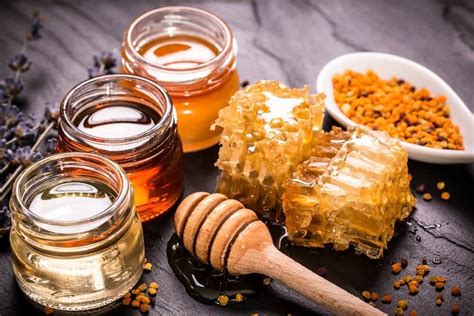 فوائد شمع العسل للبشرة، لا يقل شمع العسل أهمية عن العسل بحد ذاته، ففيه فائدة كبيرة جداً للجسم والبشرة، حيث أنه تتم عملية استخدام