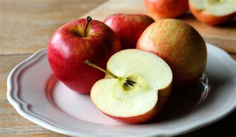 ما هي فوائد أكل التفاح قبل النوم