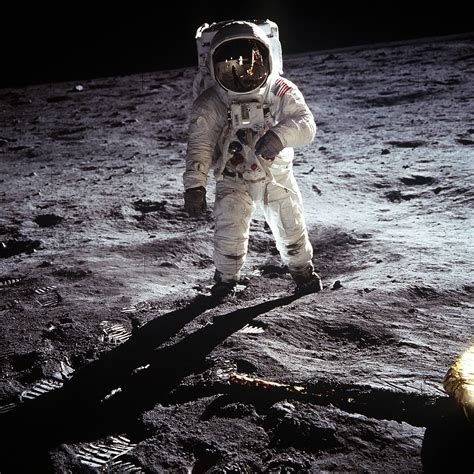 من هو أول رائد فضاء هبط على سطح القمر، حيث تعتبر الولايات المتحدة هي صاحبة الفضل الكبير في التطور التكنولوجي الذي عم العالم أجمع، وهي من
