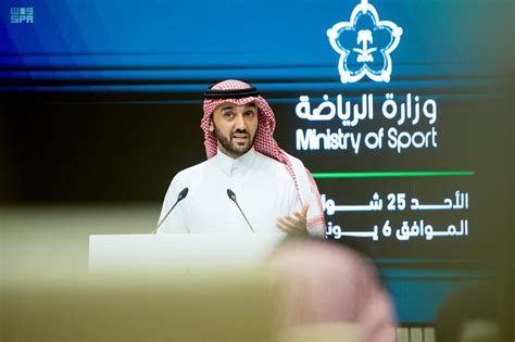 نقدم لكم في موقع الخليج برس من هو وزير الرياضة السعودي , وبلا شك تمكنت إحدى الكاميرات من التقاط صورة لوزير الرياضة