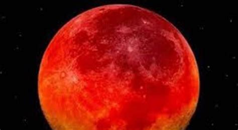هل القمر الدموي من علامات الساعة؟