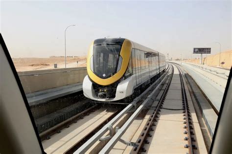يغادر القطار من محطه الرياض عند الساعة ٨، الجدير بالذكر أن ميعاد مغادرة القطار للمحطة وميعاد وصوله له مواقيت يتم ضبطها بدقة غير متناهية