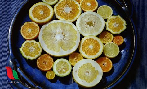 يوجد الحمض في الغذاء مثل الليمون والبرتقال اللذين يحتويان على حمض، يعد الليمون والبرتقال من أشهر أنواع الحمضيات، حيث يتميز بطعمه الحامض