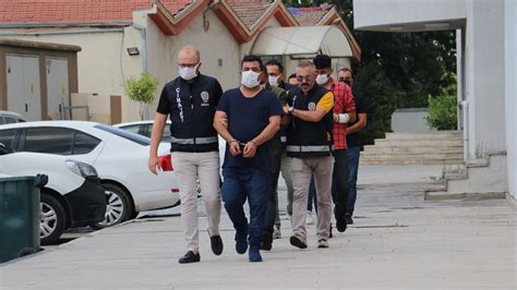 ﻿Adana kumarhane baskını: Kumarhaneyi basan polisi ısırdı