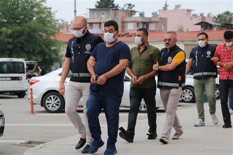 ﻿Kumarhane baskını komik: Adanada kumarhaneyi basıp paraya el koyan polisin elini