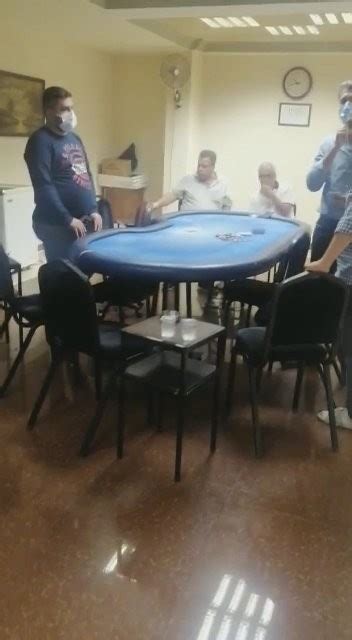 ﻿Texas poker masası: Kumar oynarken polise yakalanınca çekirdek çitlediler