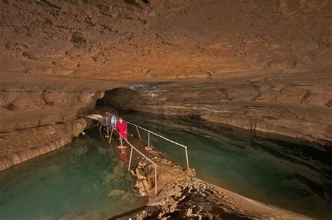  Слот Caves & Treasures