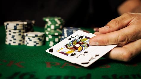 Arvad fotonu soymaq üçün kart oynayır  Rulet, blackjack və poker kimi seçilmiş oyunlarda şansınızı sınayın!