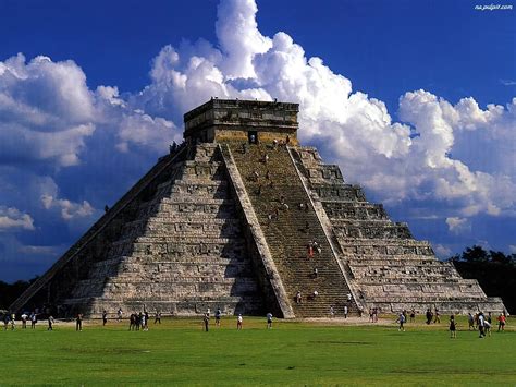 Aztek qızıl piramida yuvası