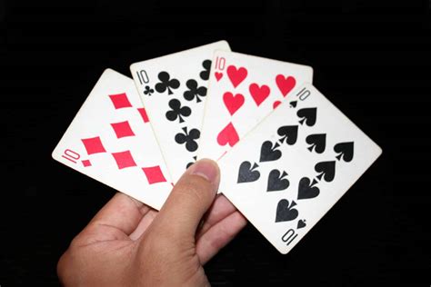 Dörd kart kostyumu oynamaq  Kazinonun ən populyar oyunlarından biri pokerdir