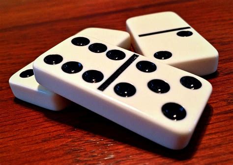 Domino qumar oyunudur