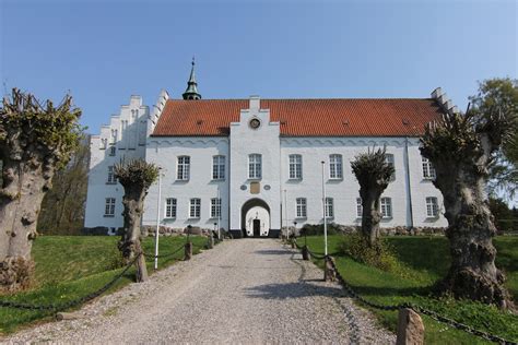 Kokkedal Slot Ejer