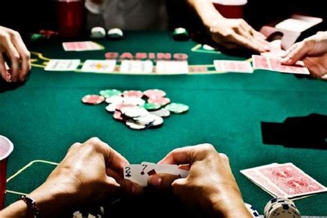 Oyuna hansı kartlarla daxil olmaq üçün poker  Bakıda bir çox insan qumar oynamaqdan həzz alır