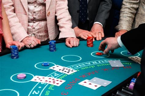 Pokerdə birləşməruaz zarafatla  Pin up Azerbaycan, məsələn, rulet, bakara, blackjack və ya pəncərəli oyunlar kimi sevilən oyunları təqdim edir