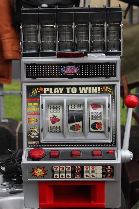 Punching armud slot machine