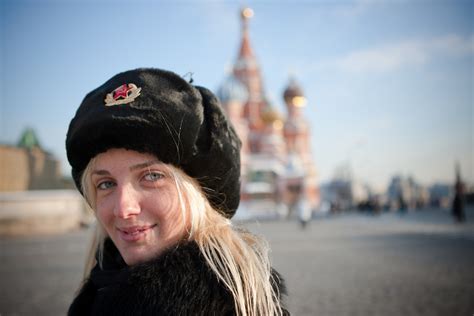 Rus qızları videonu soymaq üçün kart oynayırlar